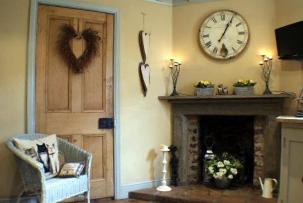 Moor End House Bed & Breakfast - Fireplace