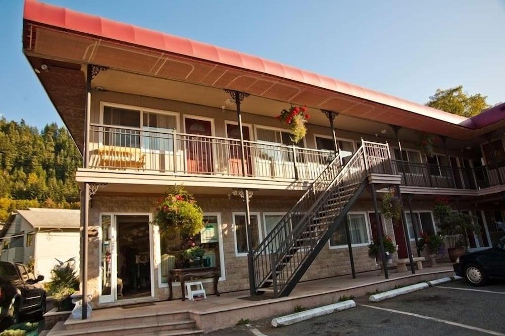 Horseshoe Bay Motel - Featured Image