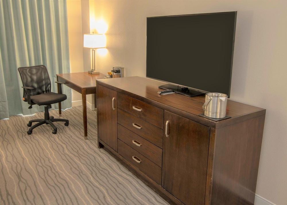 Doubletree by Hilton Hotel Norfolk Airport - Room
