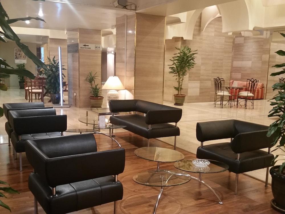 Treffen House next to Msheireb Metro Station and Souq Waqif - Lobby Sitting Area