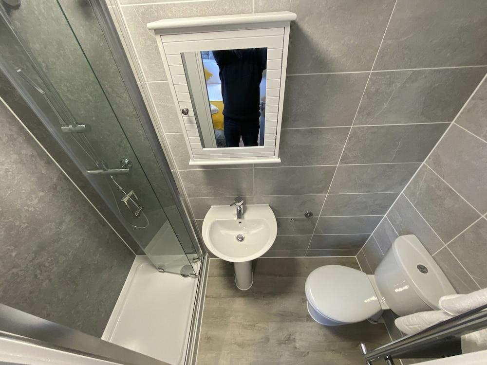 بيكاديلي باي بوريزرفيتسد - Bathroom