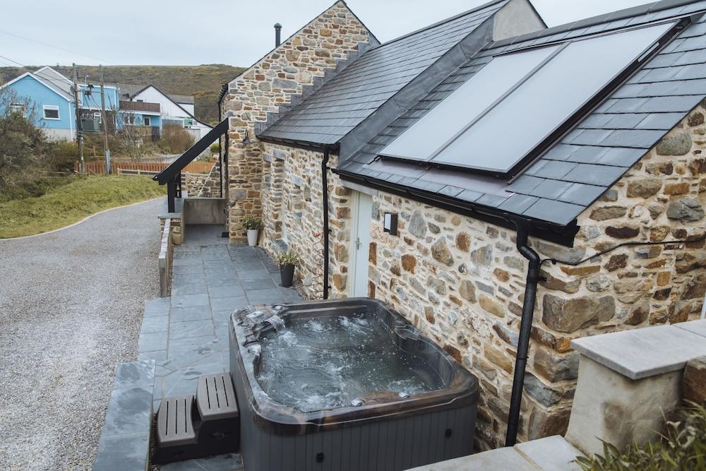 Nolton Haven Mill - The Mill House - Outdoor Spa Tub