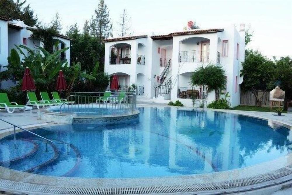 Villa Nergiz Apart Otel - Outdoor Pool