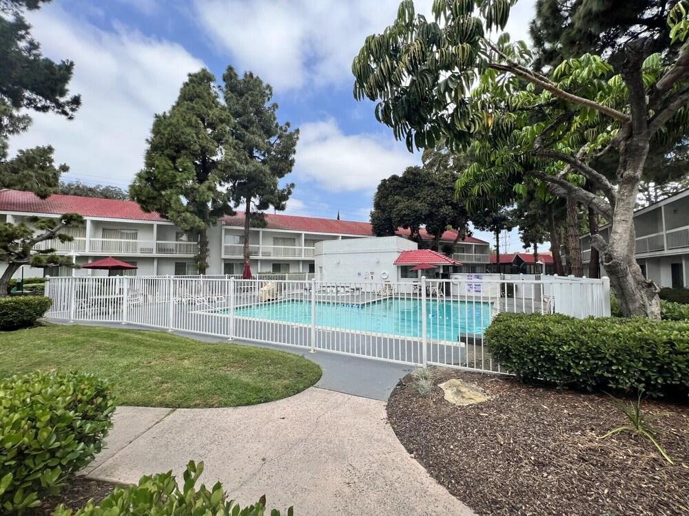 Motel 6 Irvine - Orange County Airport - Outdoor Pool