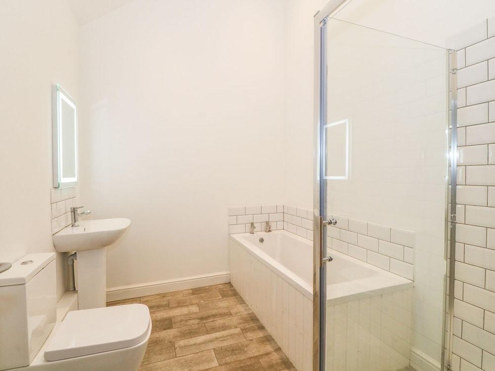 Cefn Bryn Bach - Bathroom
