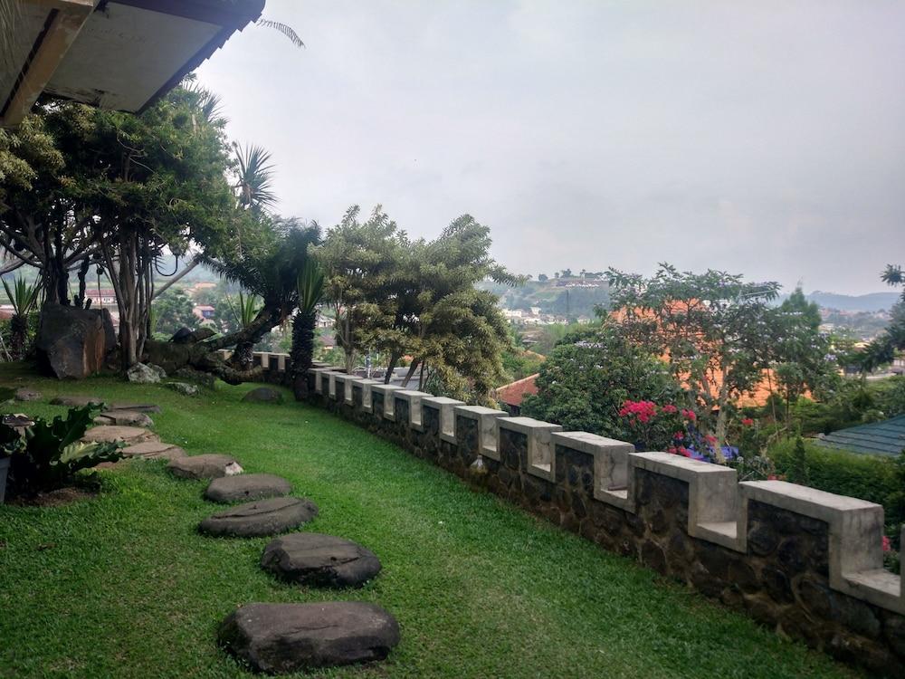 Villa Beverly Hills Puncak for 50 pax - Featured Image