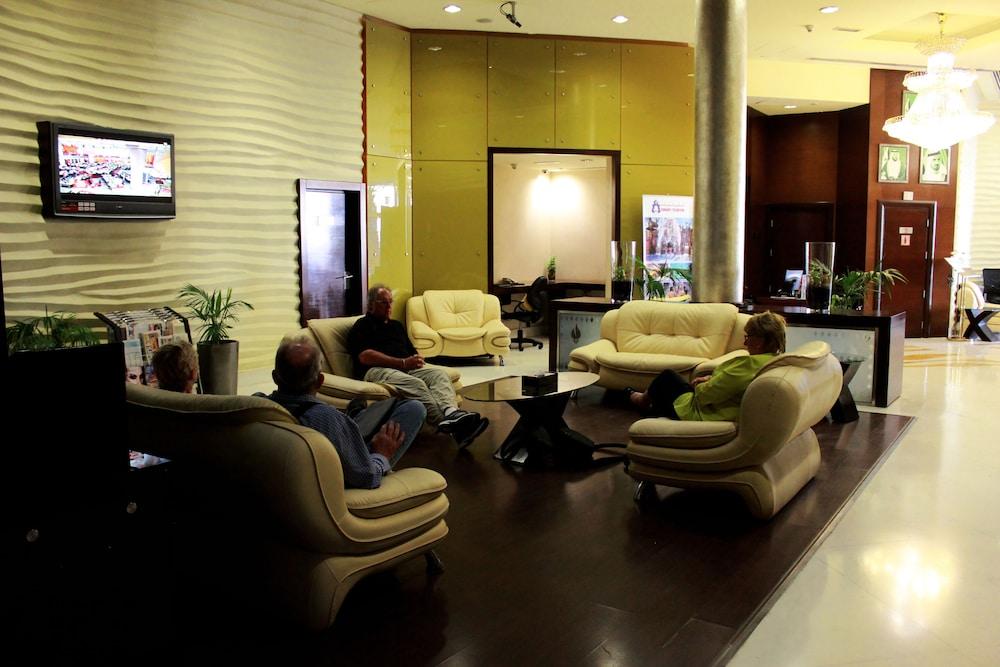 Tulip Creek Hotel Apartments - Lobby Sitting Area