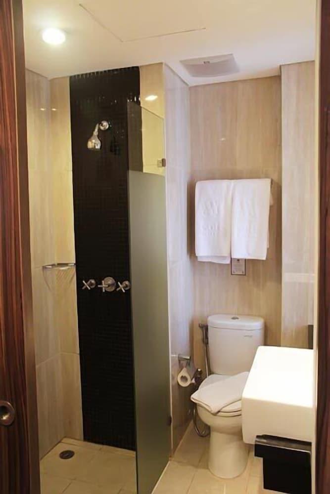 Sotis Hotel Jakarta - Bathroom