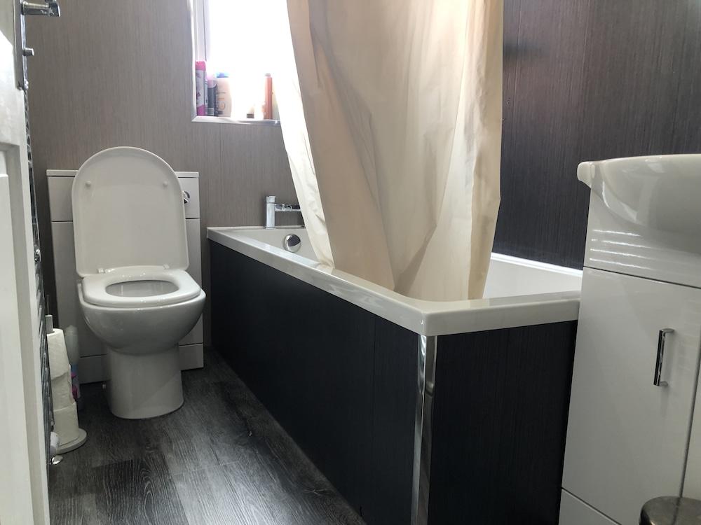 Captivating 2-bed Apartment in Kirkcaldy - Bathroom