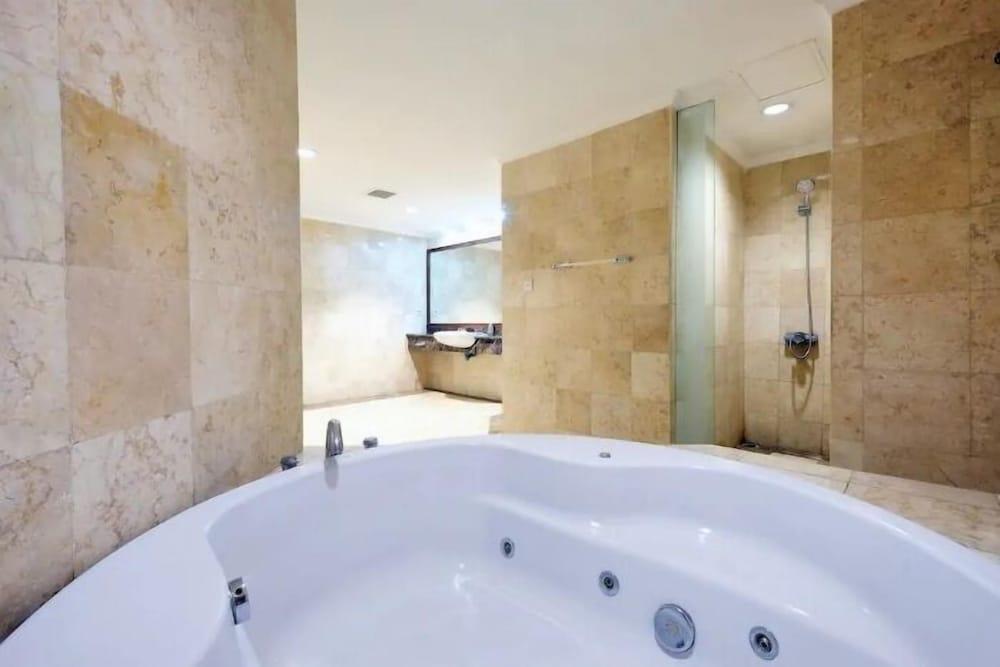 4BR Cozy Tropical Retreat Penthouse - Deep Soaking Bathtub