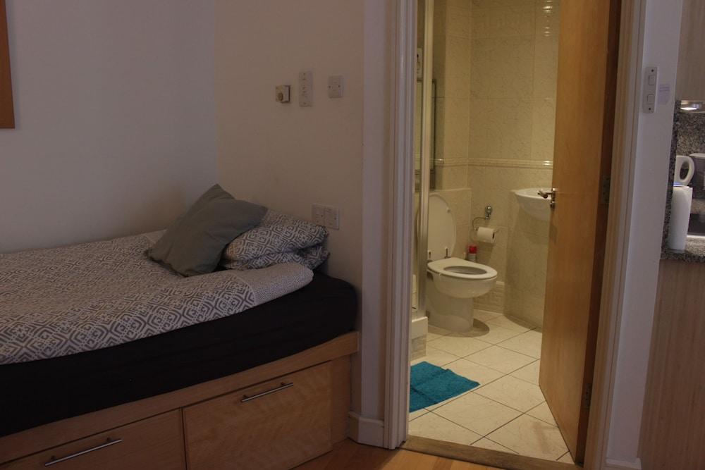 Tower Hill Studio Appartment - Bathroom