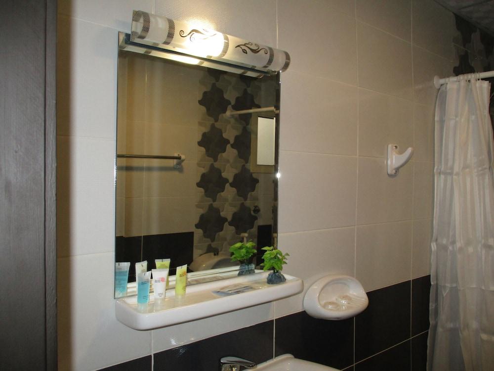 Burj Al Balad Hotel Apartments - Bathroom