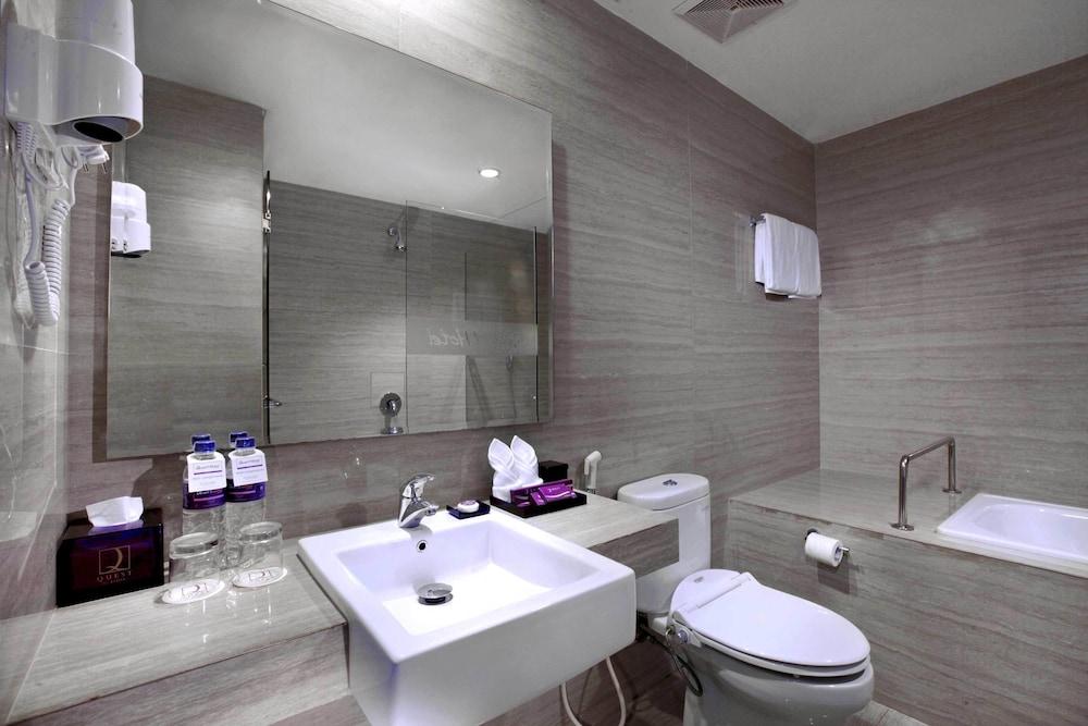 Quest Hotel Balikpapan by ASTON - Bathroom