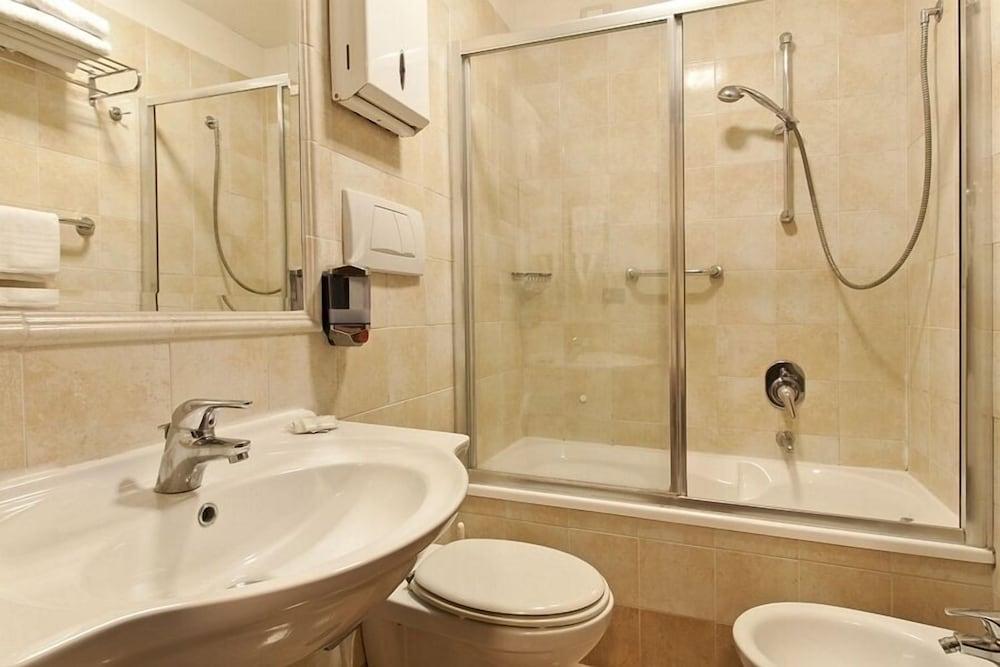 هوتل سترومبولي - Bathroom