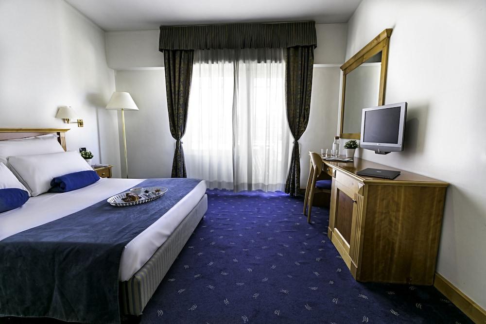 Hotel Diplomatic - Room
