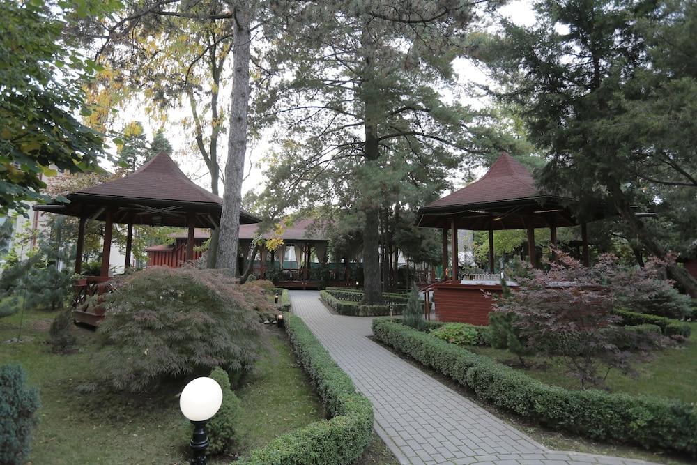 Hotel Baneasa Parc - Property Grounds