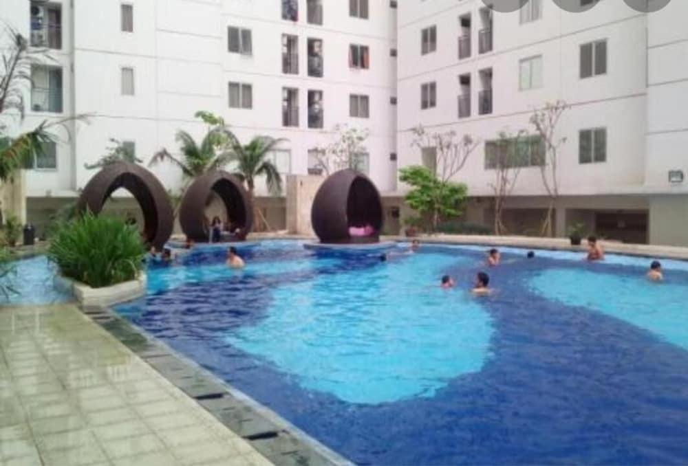 Roomku at Bassura City Apartment - Pool