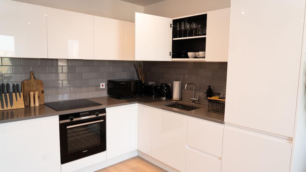Luxury 1-bed Apartment With River and City View - Private kitchen