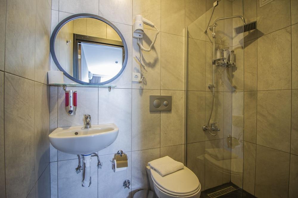 إسطنبول نوستالجي سويتس أفشيلار - Bathroom