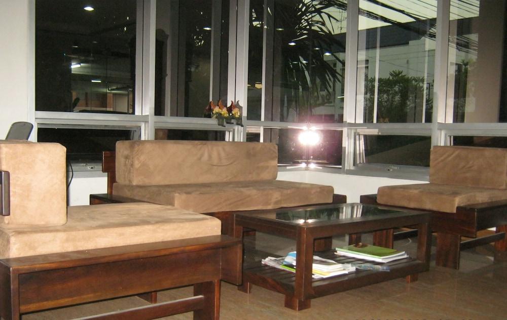 Tongtip Place - Lobby Sitting Area