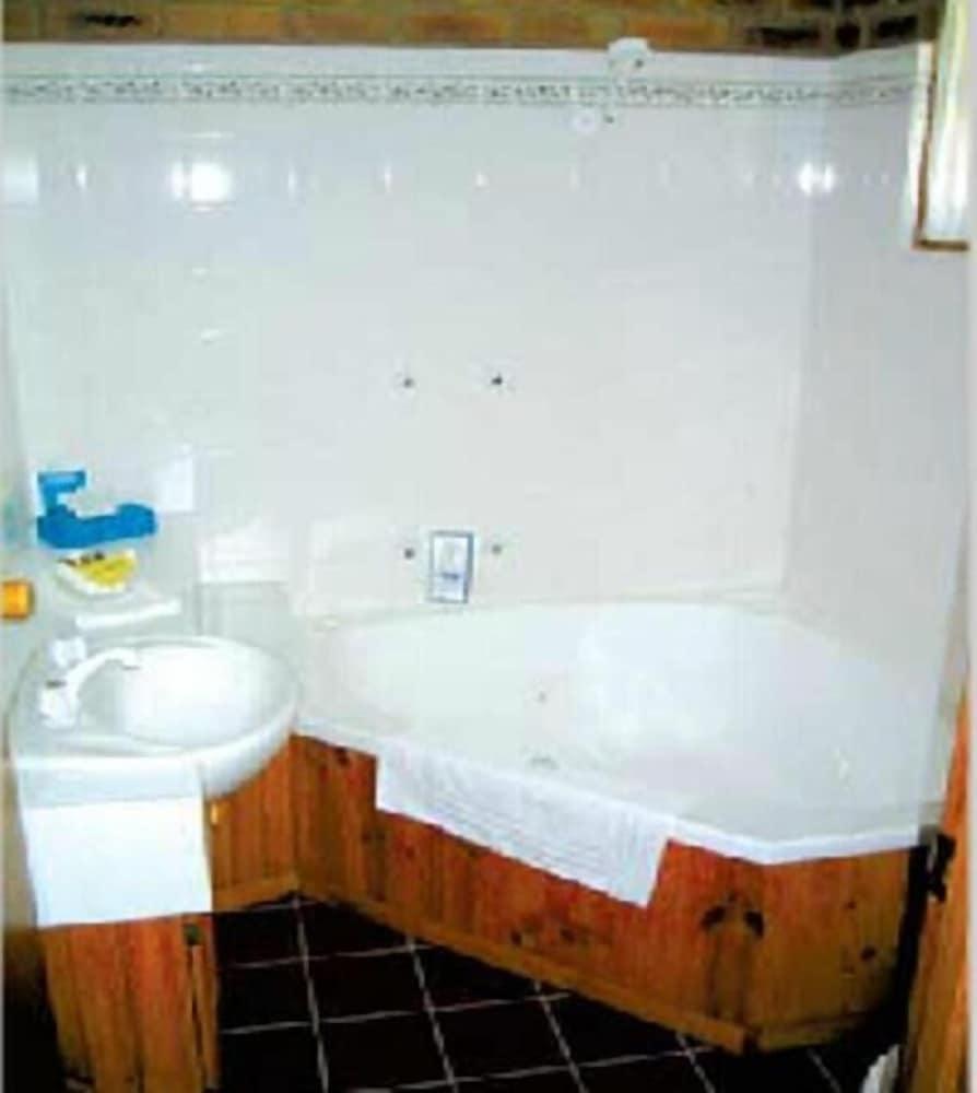 Aristocrat Waurnvale Motel - Bathroom