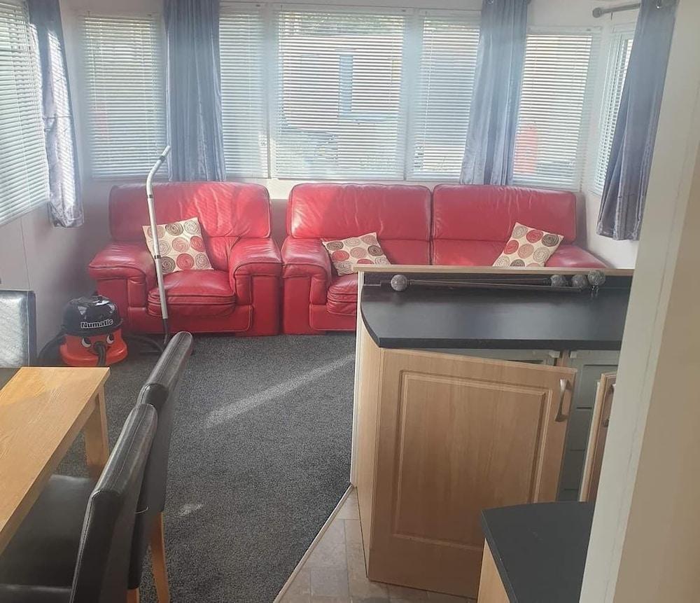 Lovely 2 Bed Caravan on the Aquadrome NN3 9DA - Featured Image
