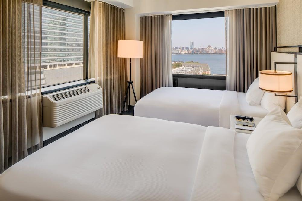 DoubleTree by Hilton Hotel & Suites Jersey City - Room
