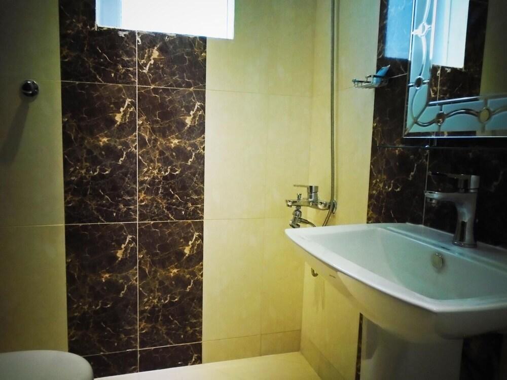 Masaken Al Naifat Furnished Units - Bathroom