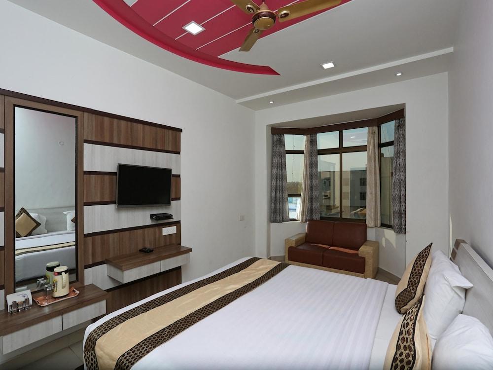 Capital O 10970 Hotel Krishna Palace - Room