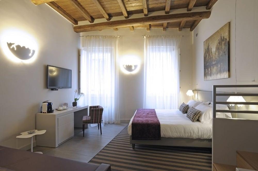 Trevi Palace Luxury Inn - Room