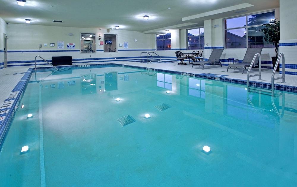 Holiday Inn Hotel & Suites Kamloops, an IHG Hotel - Indoor Pool