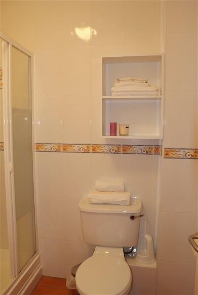 Gort na Coiribe Holiday Village - Bathroom