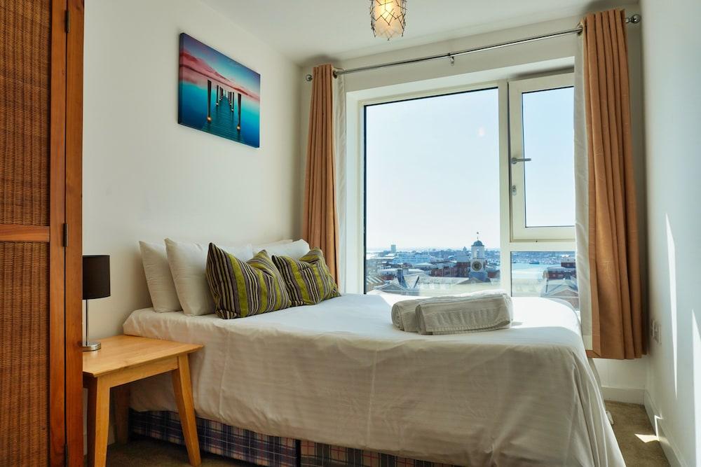 Gunwharf Quays Apartments - Room