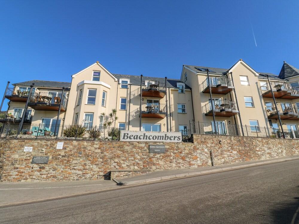 9 Beachcombers Apartments - Featured Image