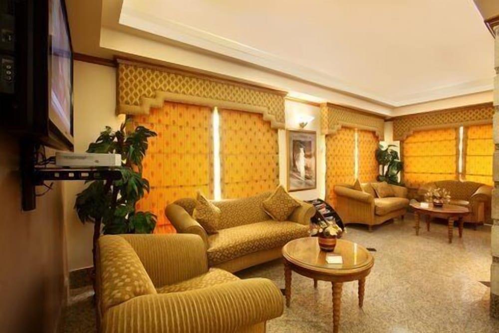 Capri Hotel Suites - Lobby Sitting Area