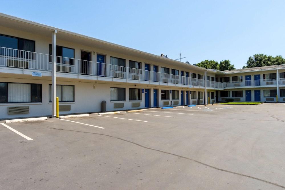 Motel 6 Redding, CA - Central - Exterior