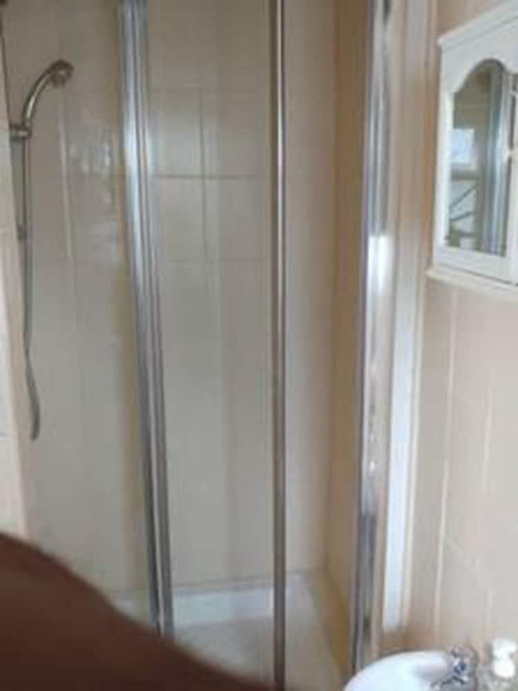 Clean & Modern 1 Bedroom Apartment - Bathroom Shower