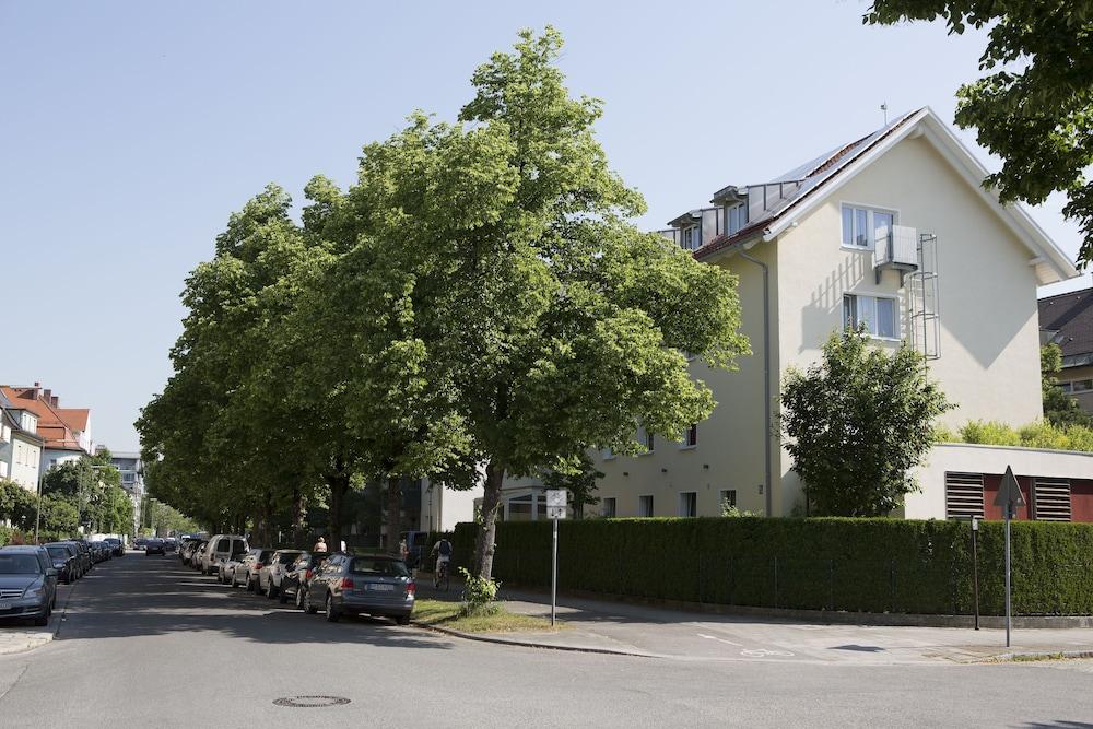 Hotel Kriemhild am Hirschgarten - Property Grounds
