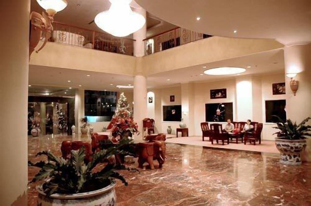 Hotel Grand Tiga Mustika - Lobby Sitting Area