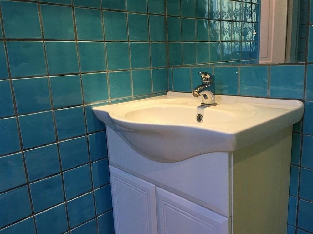 Marble Apartments - Bathroom