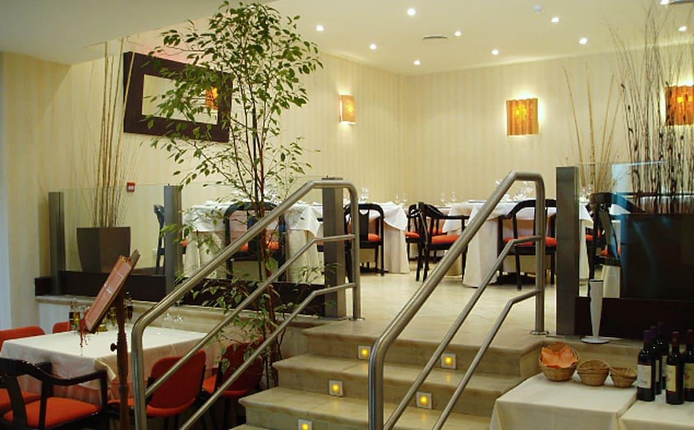 Hotel Villa De Barajas - Lobby Sitting Area