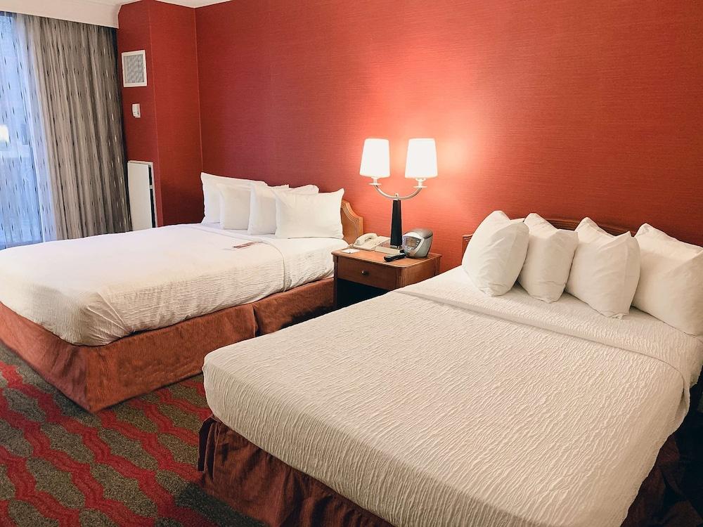 LaGuardia Plaza Hotel - Room