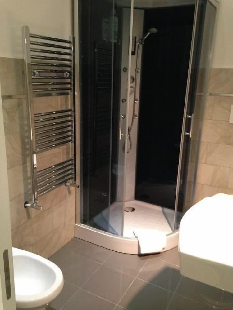نمبر 1 - Bathroom Shower