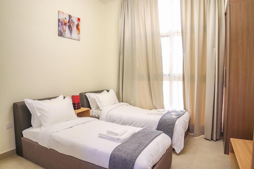 2 Bedroom Apartment- Azizi Plaza - Room
