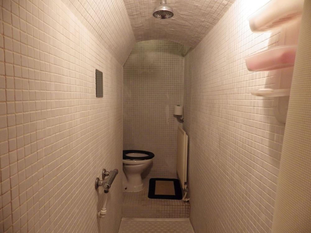 Ryvington Apartments - Bathroom