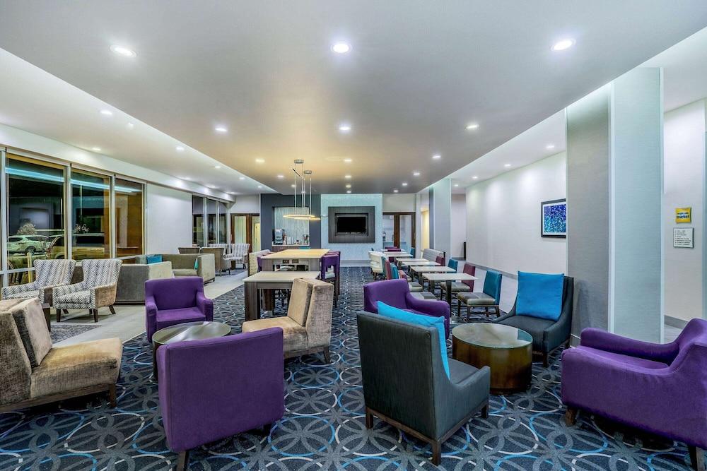 La Quinta Inn & Suites by Wyndham Houston Cypress - Lobby