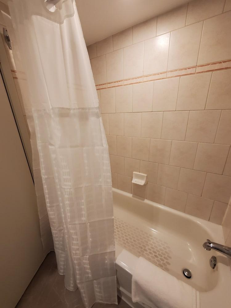 White Knight Motel - Bathroom