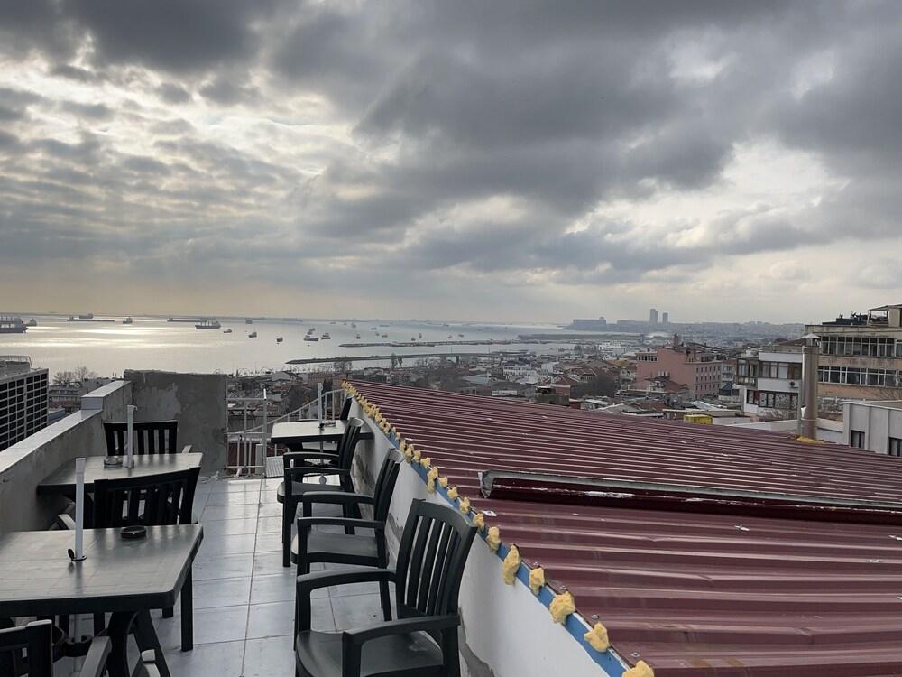 Istanbul Paris Hotel & Hostel - Sundeck