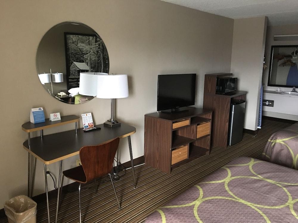 Super 8 by Wyndham Knoxville North/Powell - Room
