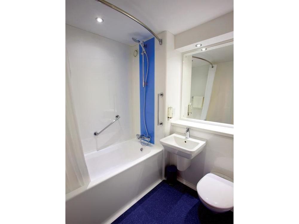 Travelodge Exeter M5 - Bathroom